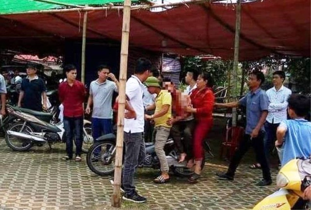 Nhắc nhở khách đi vệ sinh trả thiếu tiền, chủ hộ kinh doanh bị hành hung bất tỉnh - 1 Nhắc nhở khách đi vệ sinh trả thiếu tiền, chủ hộ kinh doanh bị hành hung bất tỉnh - 1
