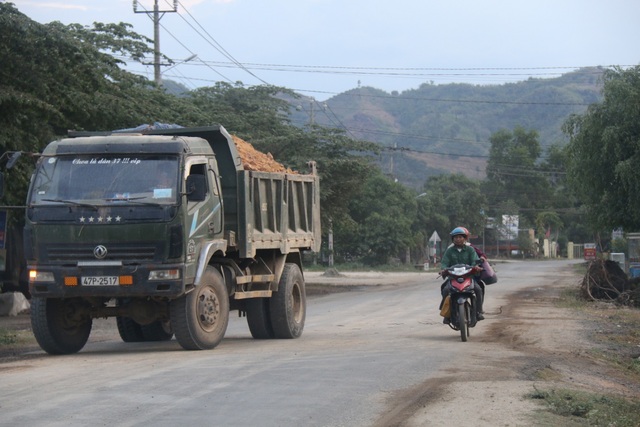 Hàng loạt đồi núi bị “xẻ thịt”, dân than trời vì đường quốc lộ như... đường đất! - 3 Hàng loạt đồi núi bị “xẻ thịt”, dân than trời vì đường quốc lộ như... đường đất! - 3