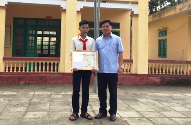 Khen thưởng nam sinh lớp 9 dũng cảm cứu 3 học sinh khỏi đuối nước - 1 Khen thưởng nam sinh lớp 9 dũng cảm cứu 3 học sinh khỏi đuối nước - 1