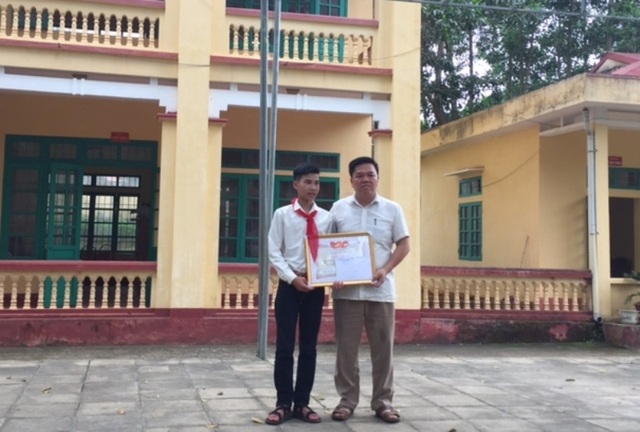 Khen thưởng nam sinh lớp 9 dũng cảm cứu 3 học sinh khỏi đuối nước - 2 Khen thưởng nam sinh lớp 9 dũng cảm cứu 3 học sinh khỏi đuối nước - 2