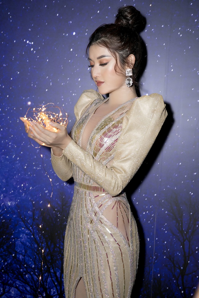 Á hậu Huyền My mặc váy dạ hội đi... gắp thú bông - 1 Á hậu Huyền My mặc váy dạ hội đi... gắp thú bông - 1