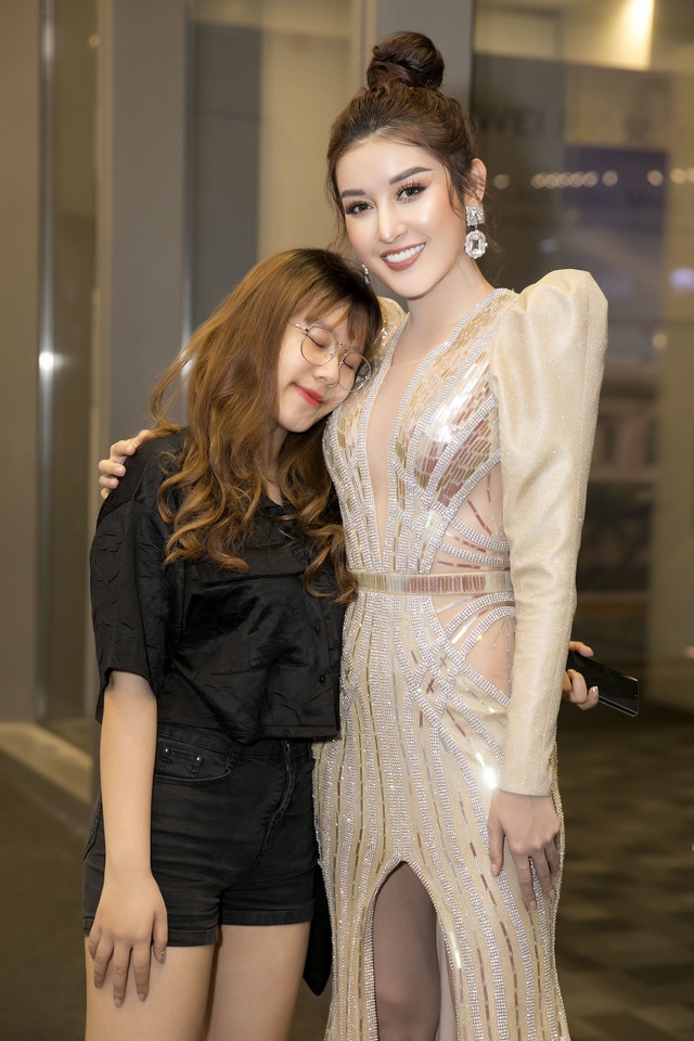 Á hậu Huyền My mặc váy dạ hội đi... gắp thú bông - 4 Á hậu Huyền My mặc váy dạ hội đi... gắp thú bông - 4