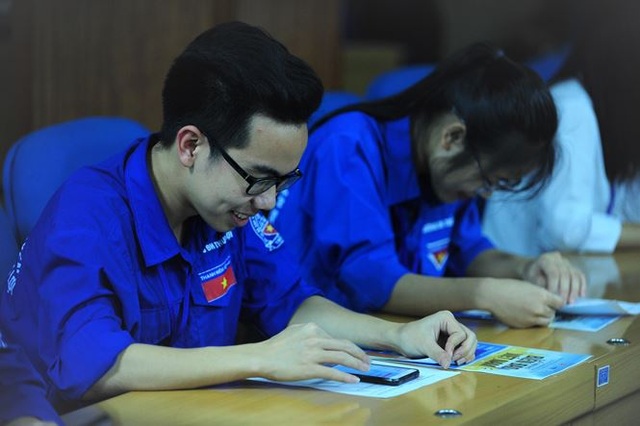 Bạn trẻ trải nghiệm thi kiến thức về biển đảo trên ứng dụng điện thoại - 2 Bạn trẻ trải nghiệm thi kiến thức về biển đảo trên ứng dụng điện thoại - 2