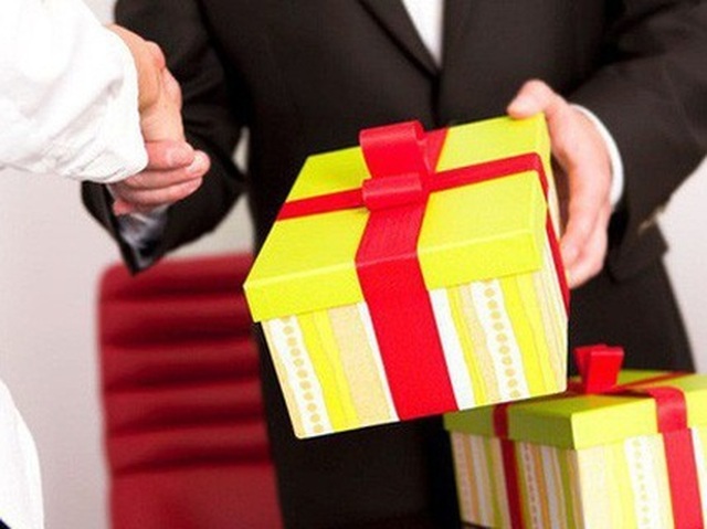 Quà tặng quan chức sai quy định: Có thể bán công khai? - 1 Quà tặng quan chức sai quy định: Có thể bán công khai? - 1