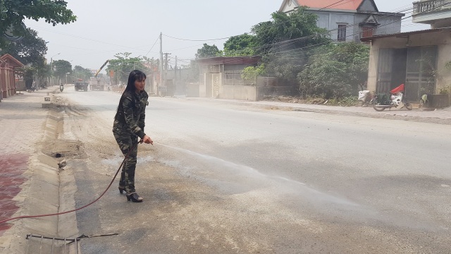 Ninh Bình: Người dân sống bên Quốc lộ 12B “kêu trời” vì bụi bẩn “tra tấn”! - 2 Ninh Bình: Người dân sống bên Quốc lộ 12B “kêu trời” vì bụi bẩn “tra tấn”! - 2