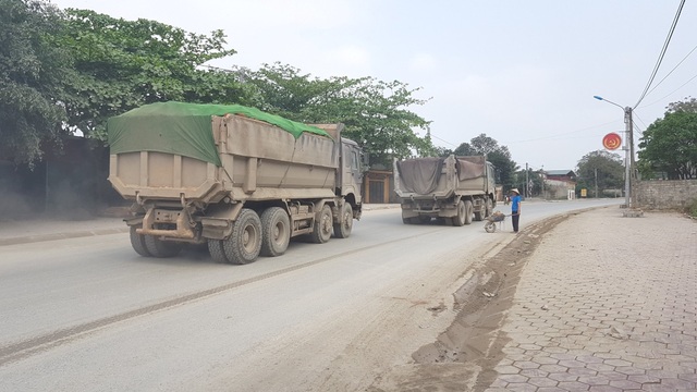 Ninh Bình: Người dân sống bên Quốc lộ 12B “kêu trời” vì bụi bẩn “tra tấn”! - 3 Ninh Bình: Người dân sống bên Quốc lộ 12B “kêu trời” vì bụi bẩn “tra tấn”! - 3