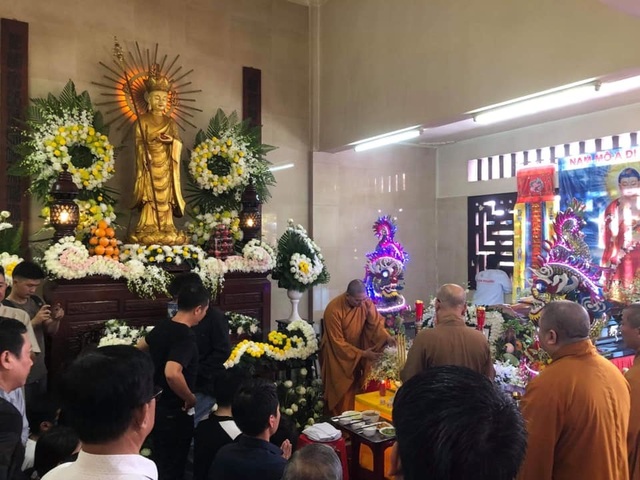 Minh Nhí, Hồng Vân khóc nức nở khi khi trang điểm cho Anh Vũ lần cuối - 1 Minh Nhí, Hồng Vân khóc nức nở khi khi trang điểm cho Anh Vũ lần cuối - 1