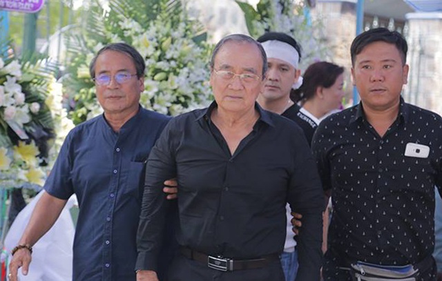 Minh Nhí, Hồng Vân khóc nức nở khi khi trang điểm cho Anh Vũ lần cuối - 3 Minh Nhí, Hồng Vân khóc nức nở khi khi trang điểm cho Anh Vũ lần cuối - 3