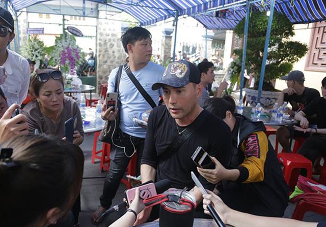 Minh Nhí, Hồng Vân khóc nức nở khi khi trang điểm cho Anh Vũ lần cuối - 2 Minh Nhí, Hồng Vân khóc nức nở khi khi trang điểm cho Anh Vũ lần cuối - 2
