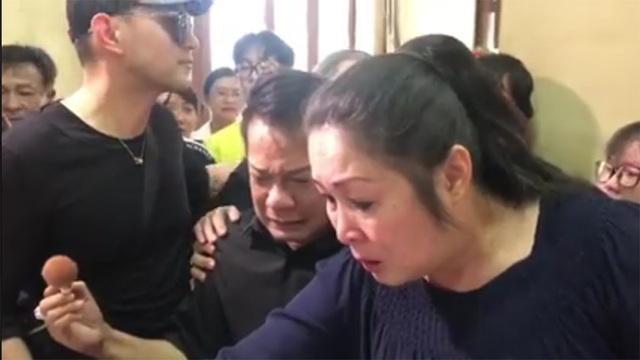Minh Nhí, Hồng Vân khóc nức nở khi khi trang điểm cho Anh Vũ lần cuối - 6 Minh Nhí, Hồng Vân khóc nức nở khi khi trang điểm cho Anh Vũ lần cuối - 6