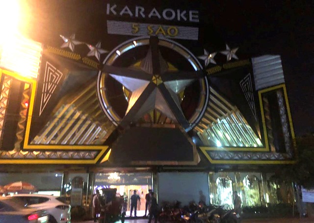 Quán karaoke chứa “bom xăng”, “dao phóng lợn” và ma tuý - 1