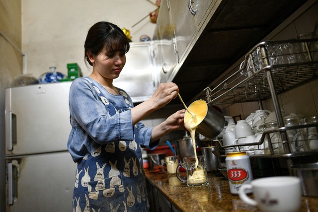 Khách nước ngoài “mê mẩn” món bia trứng độc lạ ở Việt Nam - 1