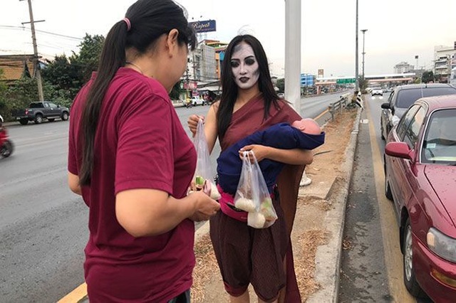 “Ma nữ” bán thịt nướng bên lề đường - 2 “Ma nữ” bán thịt nướng bên lề đường - 2