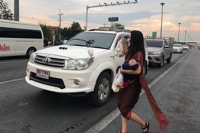 “Ma nữ” bán thịt nướng bên lề đường - 3 “Ma nữ” bán thịt nướng bên lề đường - 3