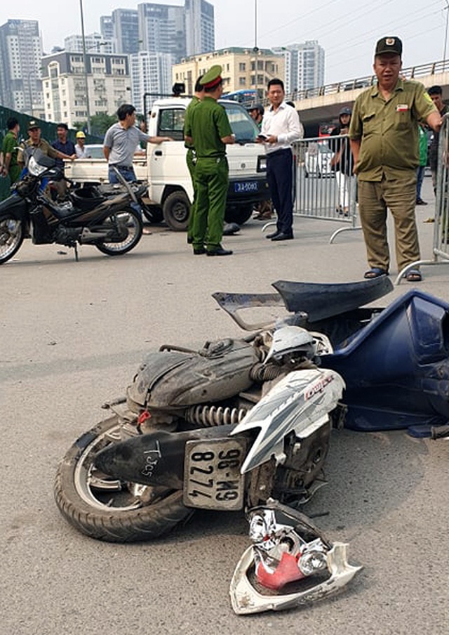 Nữ tài xế lái Mercedes gây tai nạn liên hoàn, 4 người nhập viện - 3 Nữ tài xế lái Mercedes gây tai nạn liên hoàn, 4 người nhập viện - 3