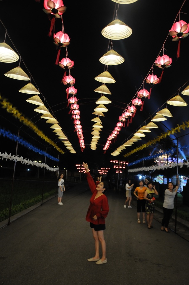 Di dời các mặt hàng phản cảm tại Festival văn hóa ở Hoàng thành Thăng Long - 6 Di dời các mặt hàng phản cảm tại Festival văn hóa ở Hoàng thành Thăng Long - 6