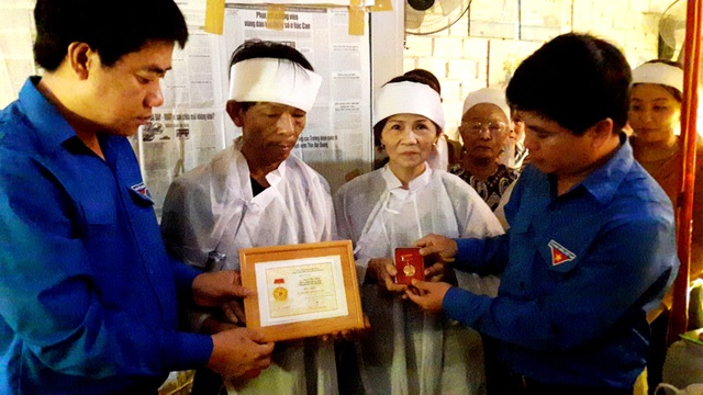 Huy hiệu "Tuổi trẻ dũng cảm" cho sinh viên cứu người