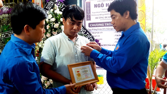 Huy hiệu "Tuổi trẻ dũng cảm" cho sinh viên cứu người