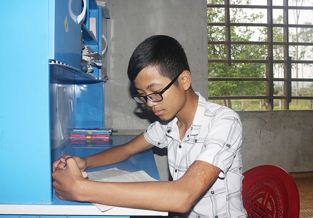 Khâm phục nghị lực cậu học trò mồ côi 2 năm giành 3 giải Nhất tỉnh môn Văn - 4 Khâm phục nghị lực cậu học trò mồ côi 2 năm giành 3 giải Nhất tỉnh môn Văn - 4