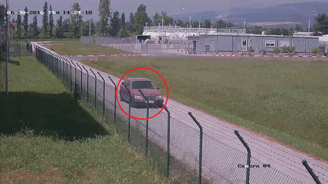 Albania: Cướp lượng lớn tiền mặt khi máy bay sắp cất cánh - 3 Albania: Cướp lượng lớn tiền mặt khi máy bay sắp cất cánh - 3