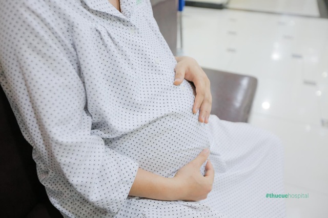 Ca mổ đẻ nhẹ tênh với trường hợp em bé ngôi thai ngang và 3 vòng dây rốn quấn cổ - 1