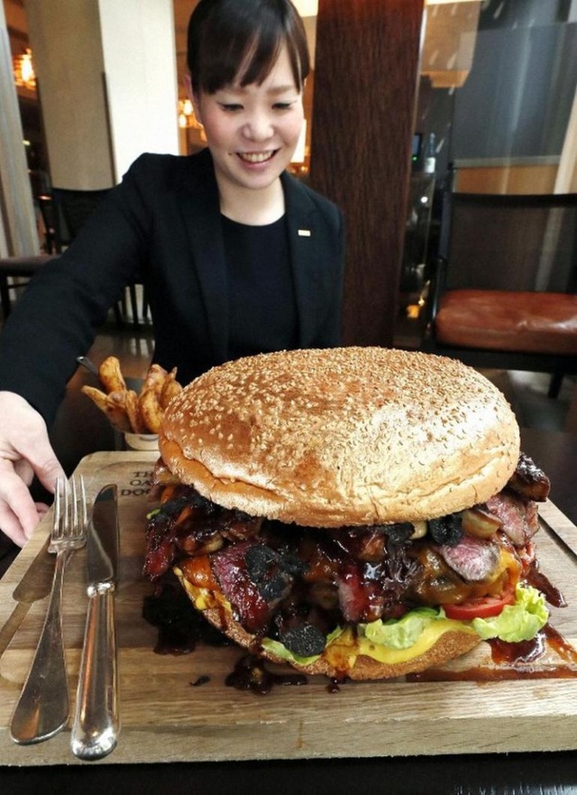 Mục sở thị chiếc bánh Hamburger siêu khủng và siêu đắt - 3 Mục sở thị chiếc bánh Hamburger siêu khủng và siêu đắt - 3