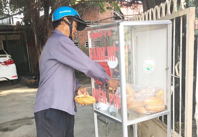 Long An: Nghĩa tình tủ bánh mì ai cần thì lấy - 1 Long An: Nghĩa tình tủ bánh mì ai cần thì lấy - 1