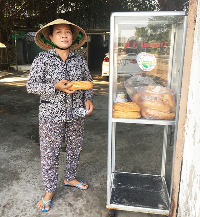 Long An: Nghĩa tình tủ bánh mì ai cần thì lấy - 2 Long An: Nghĩa tình tủ bánh mì ai cần thì lấy - 2