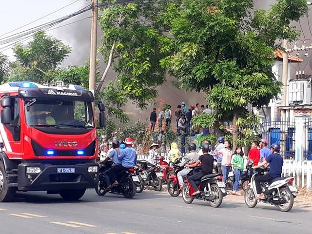 Cháy cực lớn trong khu công nghiệp Sóng Thần 2 - 11