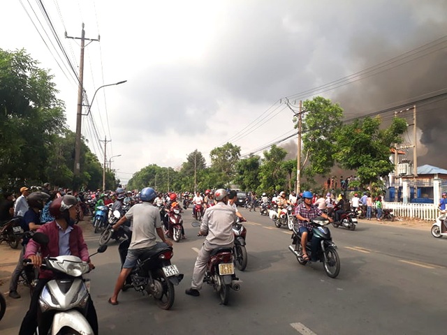 Cháy cực lớn trong khu công nghiệp Sóng Thần 2 - 13