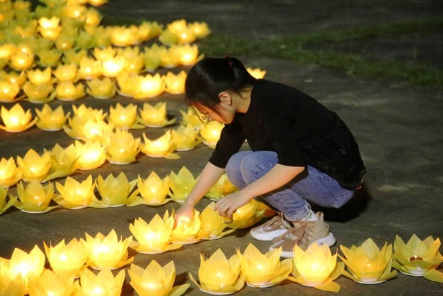 Cố đô Hoa Lư lung linh trong đêm hội hoa đăng cầu quốc thái dân an - 7 Cố đô Hoa Lư lung linh trong đêm hội hoa đăng cầu quốc thái dân an - 7