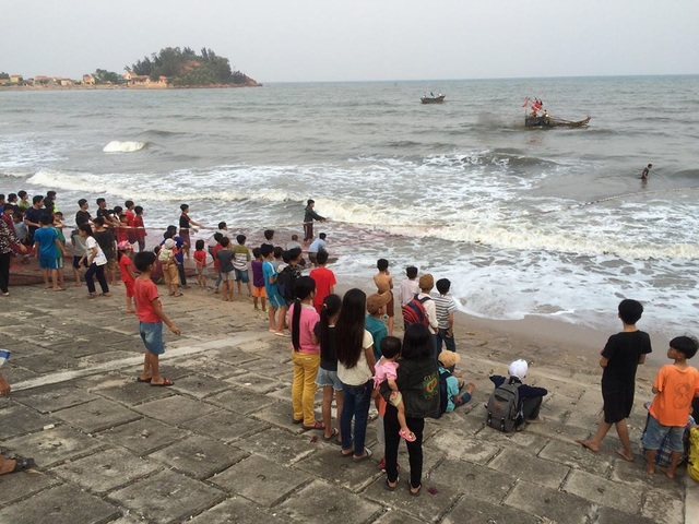 Nhóm học sinh rủ nhau tắm biển, một em bị sóng cuốn mất tích - 1