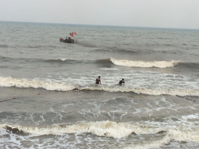 Nhóm học sinh rủ nhau tắm biển, một em bị sóng cuốn mất tích - 2
