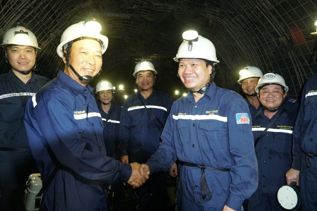 TKV: Tiền lương bình quân người lao động toàn Tập đoàn lần đầu đạt 2 con số hàng triệu - 2 TKV: Tiền lương bình quân người lao động toàn Tập đoàn lần đầu đạt 2 con số hàng triệu - 2
