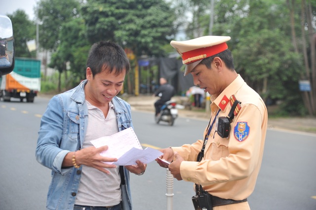 Cục CSGT ra quân xử lý xe khách vi phạm trên các tuyến đường trọng điểm - 1 Cục CSGT ra quân xử lý xe khách vi phạm trên các tuyến đường trọng điểm - 1
