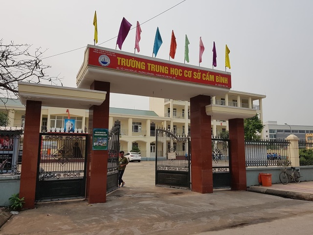 Vụ nữ sinh cấp 2 đánh bạn dã man ngay tại lớp: Đình chỉ Hiệu trưởng, giáo viên chủ nhiệm - 2 Vụ nữ sinh cấp 2 đánh bạn dã man ngay tại lớp: Đình chỉ Hiệu trưởng, giáo viên chủ nhiệm - 2