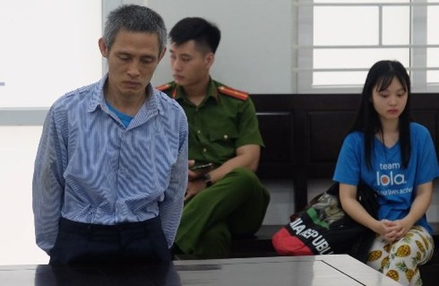 Cô bé lấy thân mình che chắn cho mẹ khi bị cha chém tới tấp - 1 Cô bé lấy thân mình che chắn cho mẹ khi bị cha chém tới tấp