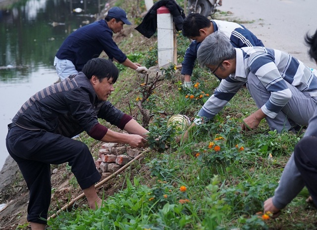 Kênh ngập rác thải biến thành đường hoa ở Hà Nội - 3