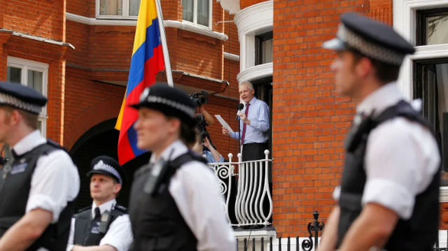 Cuộc chiến pháp lý của ông chủ WikiLeaks sau 7 năm trốn chạy - 3 Cuộc chiến pháp lý của ông chủ WikiLeaks sau 7 năm trốn chạy - 3