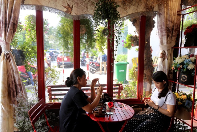 Quán cà phê hè phố theo phong cách Pháp ở Sài Gòn - 6 Quán cà phê hè phố theo phong cách Pháp ở Sài Gòn - 6