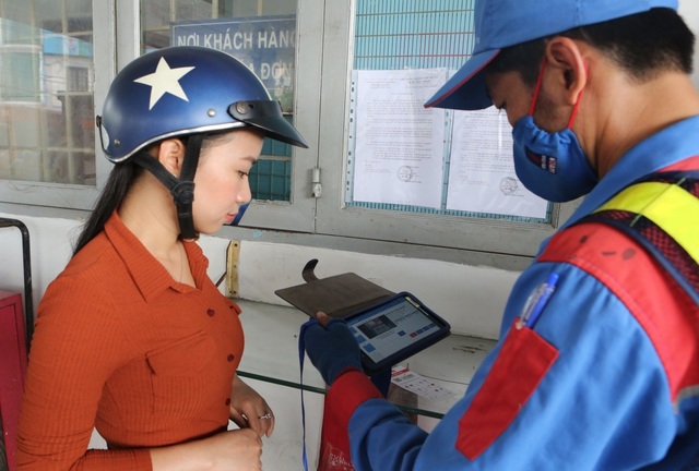 Khách hàng mua xăng dầu PVOIL bằng thẻ quà tặng GOTIT - 2 Khách hàng mua xăng dầu PVOIL bằng thẻ quà tặng GOTIT - 2