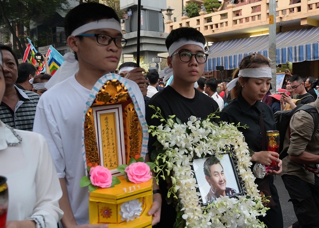 Phương Thanh, Minh Nhí, Trịnh Kim Chi… nghẹn ngào tiễn biệt nghệ sĩ Anh Vũ - 10 Phương Thanh, Minh Nhí, Trịnh Kim Chi… nghẹn ngào tiễn biệt nghệ sĩ Anh Vũ - 10