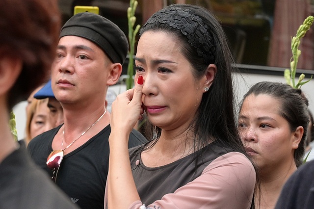 Phương Thanh, Minh Nhí, Trịnh Kim Chi… nghẹn ngào tiễn biệt nghệ sĩ Anh Vũ - 16 Phương Thanh, Minh Nhí, Trịnh Kim Chi… nghẹn ngào tiễn biệt nghệ sĩ Anh Vũ - 16