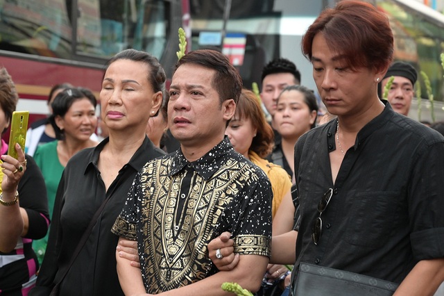 Phương Thanh, Minh Nhí, Trịnh Kim Chi… nghẹn ngào tiễn biệt nghệ sĩ Anh Vũ - 14 Phương Thanh, Minh Nhí, Trịnh Kim Chi… nghẹn ngào tiễn biệt nghệ sĩ Anh Vũ - 14