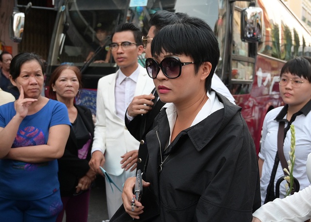 Phương Thanh, Minh Nhí, Trịnh Kim Chi… nghẹn ngào tiễn biệt nghệ sĩ Anh Vũ - 13 Phương Thanh, Minh Nhí, Trịnh Kim Chi… nghẹn ngào tiễn biệt nghệ sĩ Anh Vũ - 13