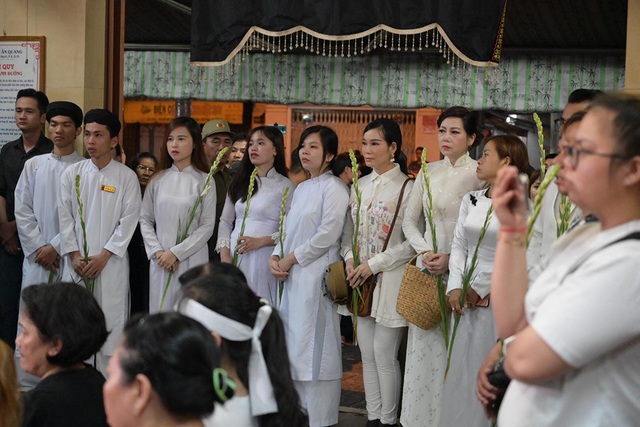 Phương Thanh, Minh Nhí, Trịnh Kim Chi… nghẹn ngào tiễn biệt nghệ sĩ Anh Vũ - 9 Phương Thanh, Minh Nhí, Trịnh Kim Chi… nghẹn ngào tiễn biệt nghệ sĩ Anh Vũ - 9