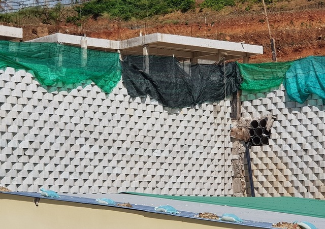 Dân đồng ý bán đất, Sở nói kiên quyết thực hiện phương án tháo dỡ tường chắn “khủng” - 1 Dân đồng ý bán đất, Sở nói kiên quyết thực hiện phương án tháo dỡ tường chắn “khủng” - 1