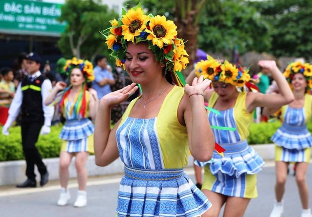 Mãn nhãn với những sắc màu carnival lần đầu tiên tại thành phố biển Sầm Sơn - 14 Mãn nhãn với những sắc màu carnival lần đầu tiên tại thành phố biển Sầm Sơn - 14