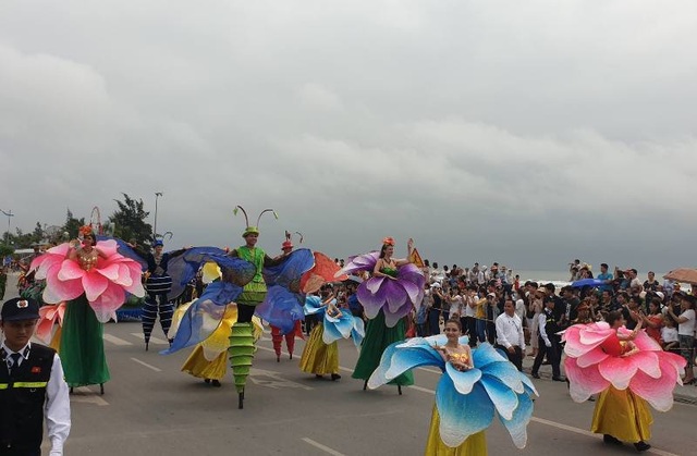 Mãn nhãn với những sắc màu carnival lần đầu tiên tại thành phố biển Sầm Sơn - 12 Mãn nhãn với những sắc màu carnival lần đầu tiên tại thành phố biển Sầm Sơn - 12