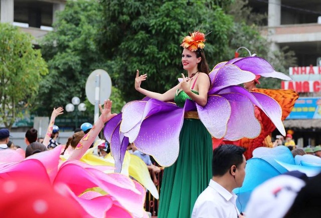 Mãn nhãn với những sắc màu carnival lần đầu tiên tại thành phố biển Sầm Sơn - 10 Mãn nhãn với những sắc màu carnival lần đầu tiên tại thành phố biển Sầm Sơn - 10